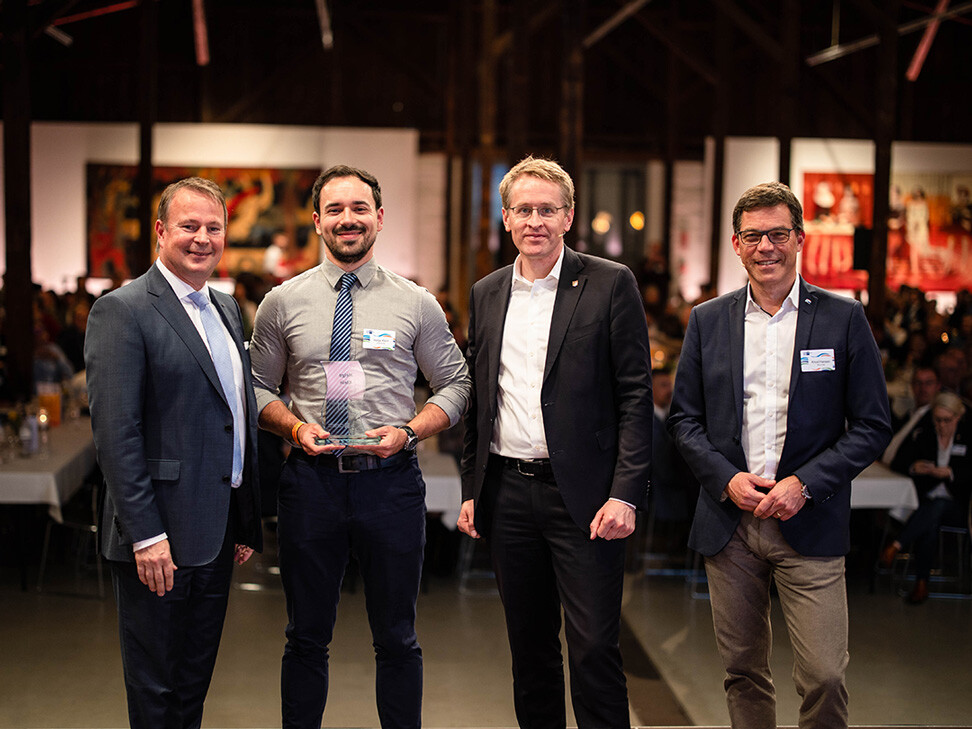 Helge Klein präsentiert stolz seine Auszeichnung landesbester-azubi-helge01