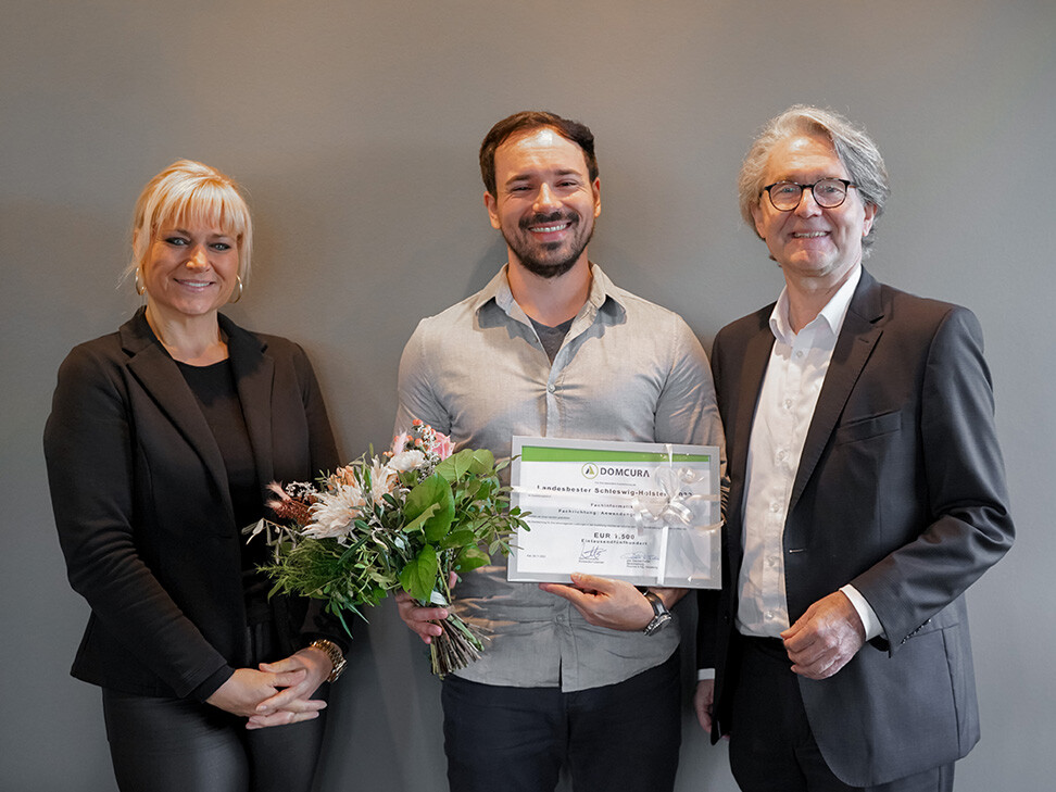 Gabriele Fiedler, Helge Klein und Uwe Schumacher mit der Urkunde landesbester-azubi-helge02